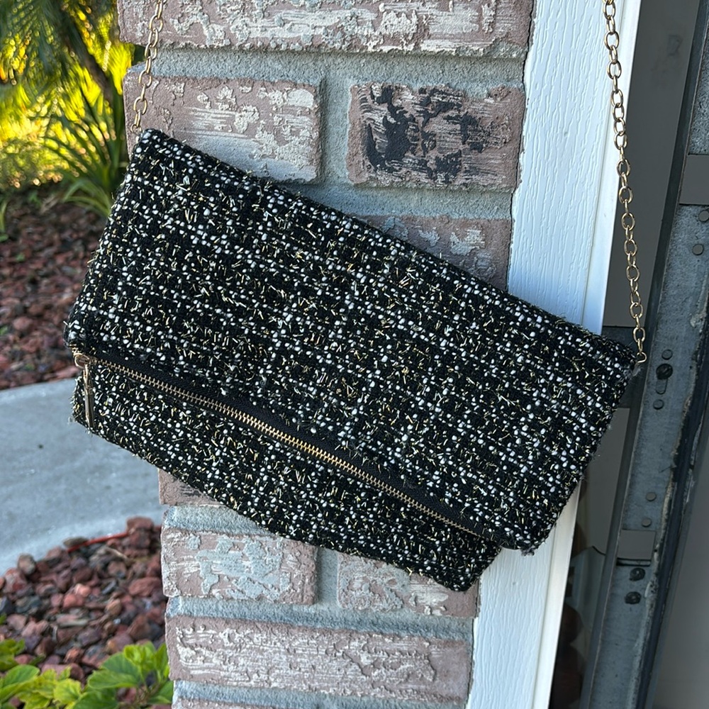 Really cute crossbody with gold strap.